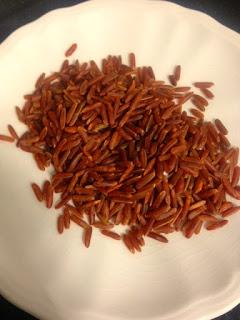 ARROZ ROJO CON CALABAZA, SETAS PASAS Y PIÑONES