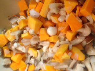 ARROZ ROJO CON CALABAZA, SETAS PASAS Y PIÑONES