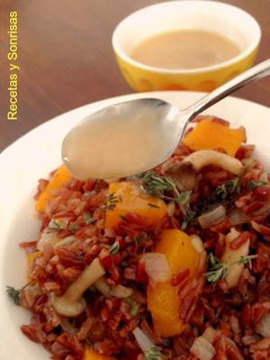 ARROZ ROJO CON CALABAZA, SETAS PASAS Y PIÑONES