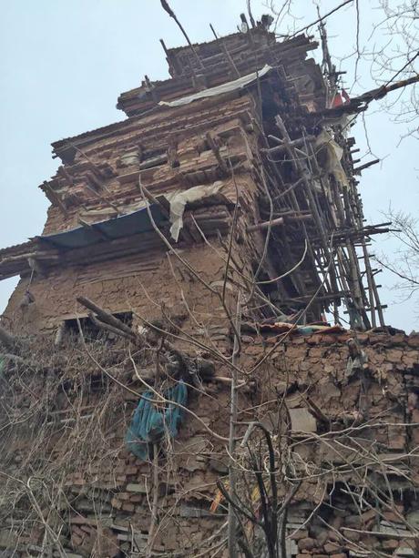 Granjero chino construye castillo de arcilla  con la esperanza de que sus hermanos muertos regresen