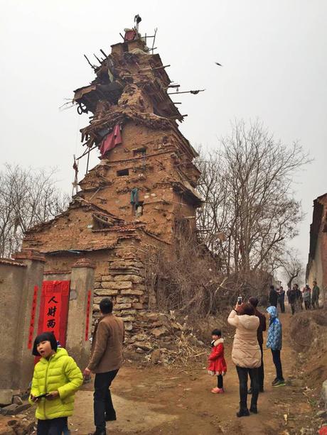 Granjero chino construye castillo de arcilla  con la esperanza de que sus hermanos muertos regresen