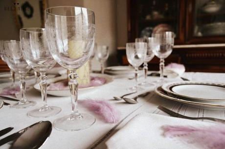 decoracion de una mesa clasica con mantel de vainica, vajilla y cristaleria grabada