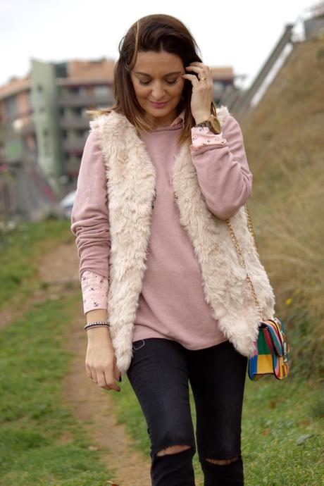 Con chaleco de pelos