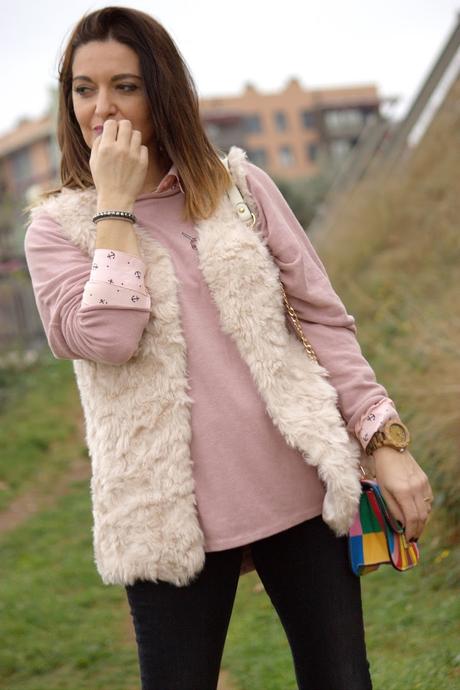 Con chaleco de pelos