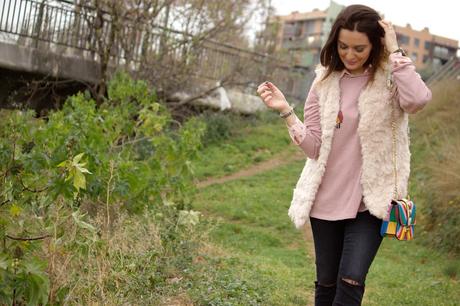 Con chaleco de pelos