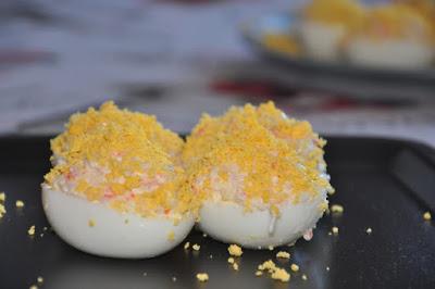 Huevos Rellenos De Queso De Cabra Y Palitos De Mar