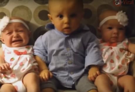 [Vídeo] ¿Qué hace un bebé cuando ve por primera vez a otros bebés gemelos?