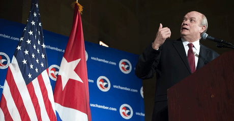 El ministro de Comercio de Cuba, Rodrigo Malmierca, pronuncia un discurso en la Cámara de Comercio en Washington, Estados Unidos.