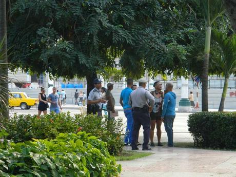 REVENDEDORES DE TARJETAS NAUTA SON “PERSEGUIDOS” POR LA POLICÍA EN CUBA