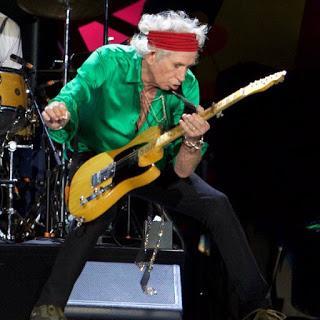 KEITH RICHARDS Y SU VIAJE A LA INVERSA