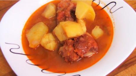 Patatas guisadas con costillas adobadas Patatas guisadas