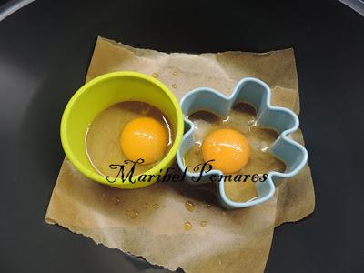 Patata con huevos rotos, pimientos y anguriñas.