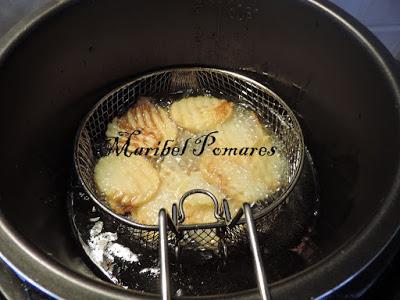 Patata con huevos rotos, pimientos y anguriñas.