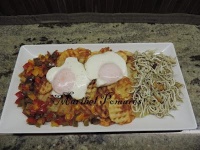 Patata con huevos rotos, pimientos y anguriñas.