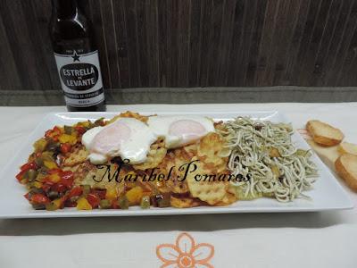 Patata con huevos rotos, pimientos y anguriñas.