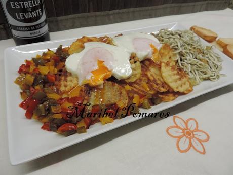 Patata con huevos rotos, pimientos y anguriñas.