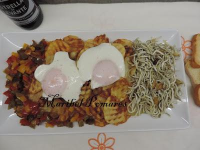 Patata con huevos rotos, pimientos y anguriñas.