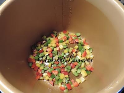 Patata con huevos rotos, pimientos y anguriñas.