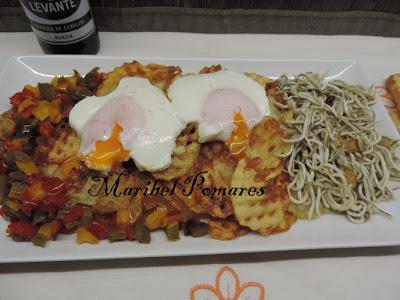 Patata con huevos rotos, pimientos y anguriñas.