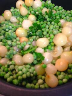 GUISANTES CON CEBOLLITAS Y COGOLLOS