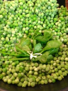 GUISANTES CON CEBOLLITAS Y COGOLLOS