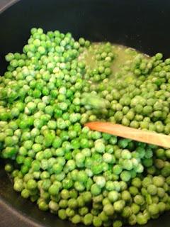 GUISANTES CON CEBOLLITAS Y COGOLLOS