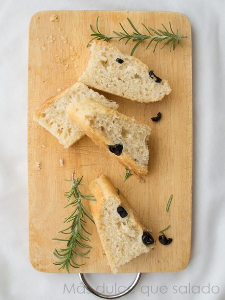 Pan de aceite con aceitunas negras y romero