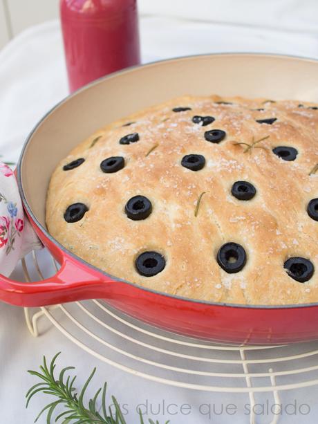 Pan de aceite con aceitunas negras y romero