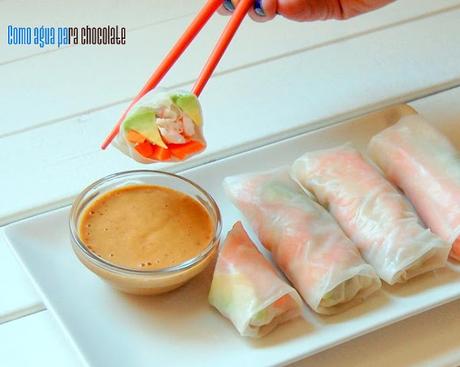 ROLLITOS DE PAPEL DE ARROZ CON SALSA DE CACAHUETES.