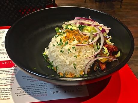 Tuk Tuk: un mundo de sabores en un bol