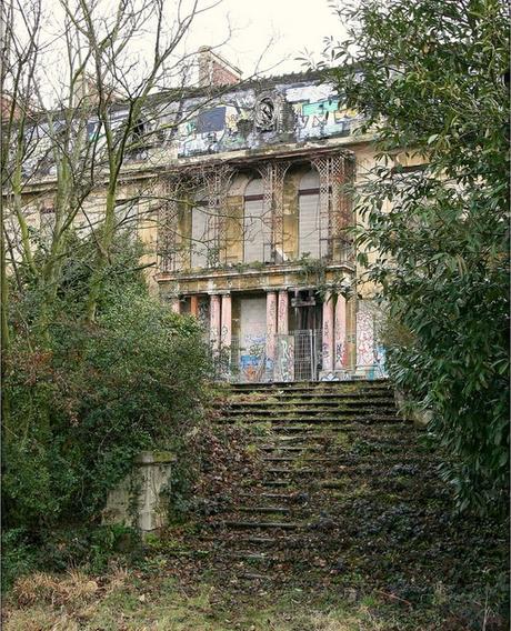 La mansión abandonada de los Rothschild en París. mansión abandonada de los Rothschild en París.