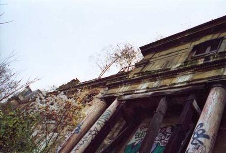 mansión abandonada de los Rothschild en París. 