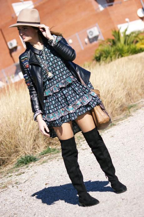 Vestido boho con botas altas