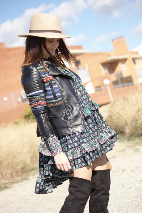 Vestido boho con botas altas