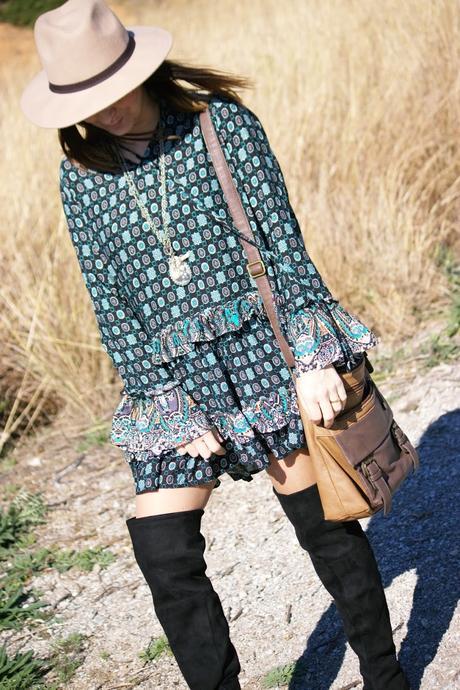 Vestido boho con botas altas