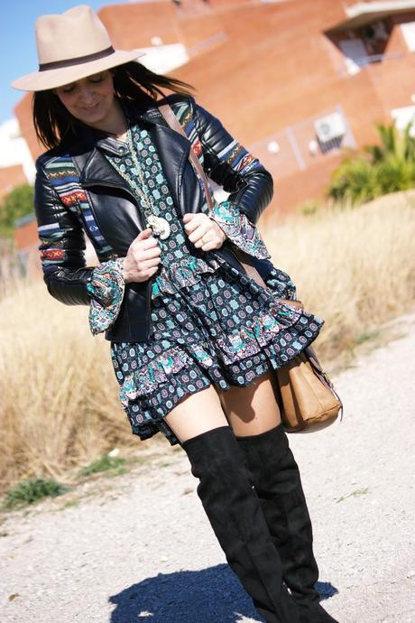 Vestido boho con botas altas