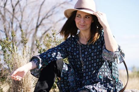 Vestido boho con botas altas