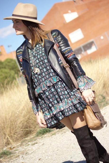 Vestido boho con botas altas