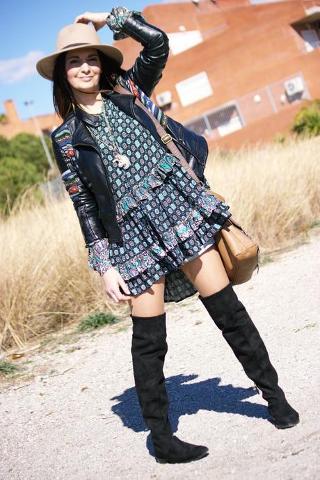 Vestido boho con botas altas