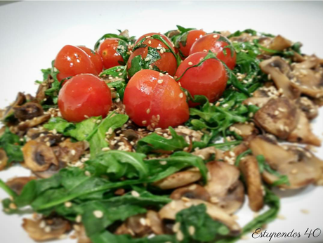 Ensalada tibia de champiñones y rúcula ensalada-de-champiñones-y-rucula