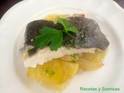 RODABALLO AL HORNO CON PATATAS Y CEBOLLA