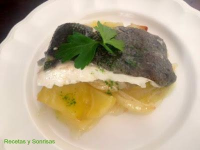 RODABALLO AL HORNO CON PATATAS Y CEBOLLA