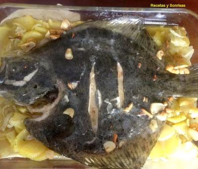 RODABALLO AL HORNO CON PATATAS Y CEBOLLA
