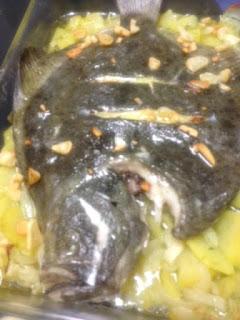 RODABALLO AL HORNO CON PATATAS Y CEBOLLA