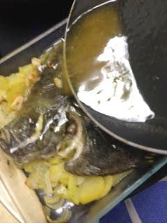 RODABALLO AL HORNO CON PATATAS Y CEBOLLA