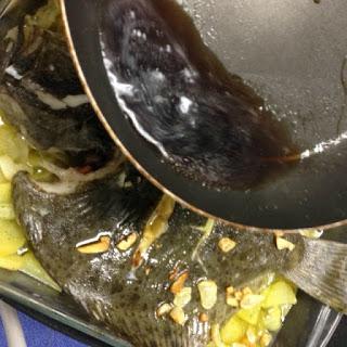 RODABALLO AL HORNO CON PATATAS Y CEBOLLA