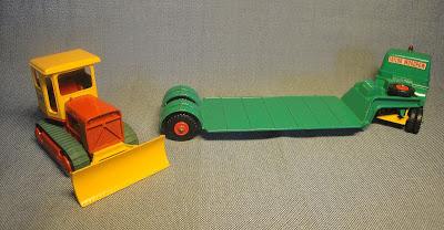 Ford, semirremolque y topadora