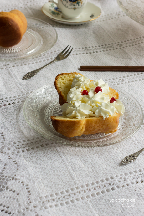 Babá napoletano con almíbar de vainilla y coco