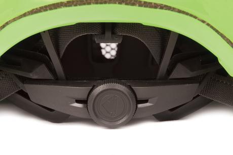 Endura Luminite, un casco para ciclismo urbano o cicloturismo que también integra una luz LED roja para seguridad Endura Luminite, un casco para ciclismo urbano o cicloturismo que también integra una luz LED roja para seguridad