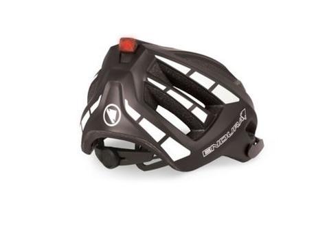 Endura Luminite, un casco para ciclismo urbano o cicloturismo que también integra una luz LED roja para seguridad